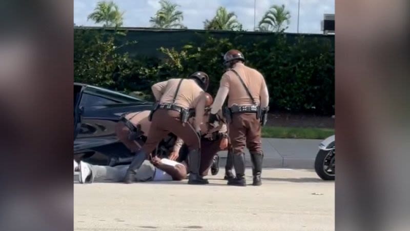 Video muestra a un jugador de los Miami Dolphins en el suelo, detenido por la policía