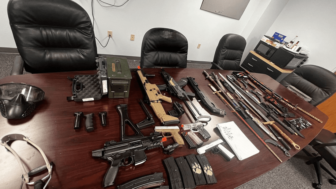 Las autoridades confiscaron pistolas de aire comprimido falsas y municiones falsas, así como cuchillos, espadas y otras armas del niño de 11 años. (Crédito: sheriff del condado de Volusia)