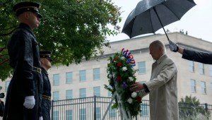 El presidente Joe Biden participa en una ceremonia de colocación de coronas de flores en conmemoración del 21 aniversario del accidente del vuelo 77 de American Airlines en el Pentágono durante los ataques terroristas del 11 de septiembre en el Monumento Nacional del Pentágono del 11 de septiembre el 11 de septiembre de 2022 en Arlington, Virginia. (Crédito: Anna Moneymaker/Imágenes Getty)