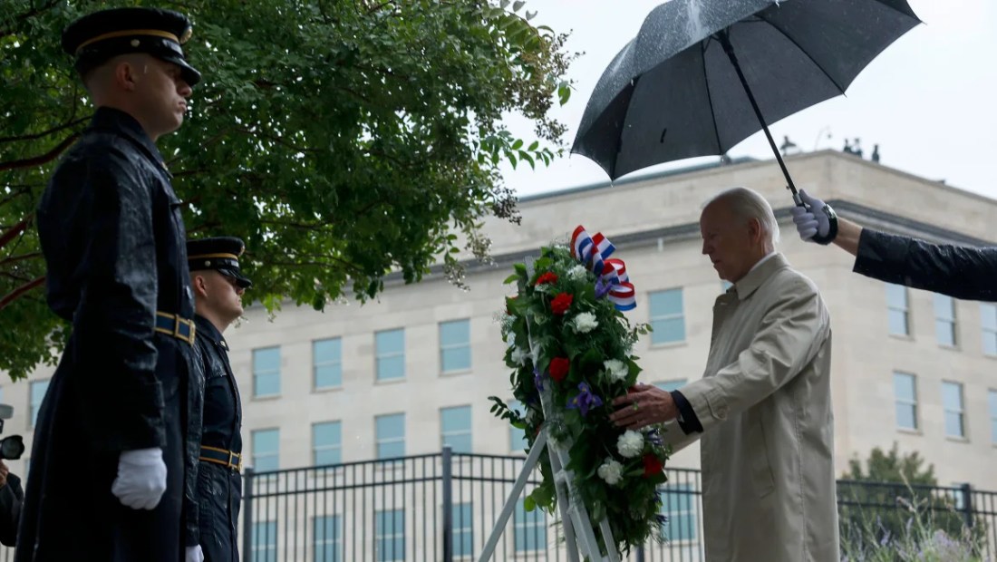 El presidente Joe Biden participa en una ceremonia de colocación de coronas de flores en conmemoración del 21 aniversario del accidente del vuelo 77 de American Airlines en el Pentágono durante los ataques terroristas del 11 de septiembre en el Monumento Nacional del Pentágono del 11 de septiembre el 11 de septiembre de 2022 en Arlington, Virginia. (Crédito: Anna Moneymaker/Imágenes Getty)