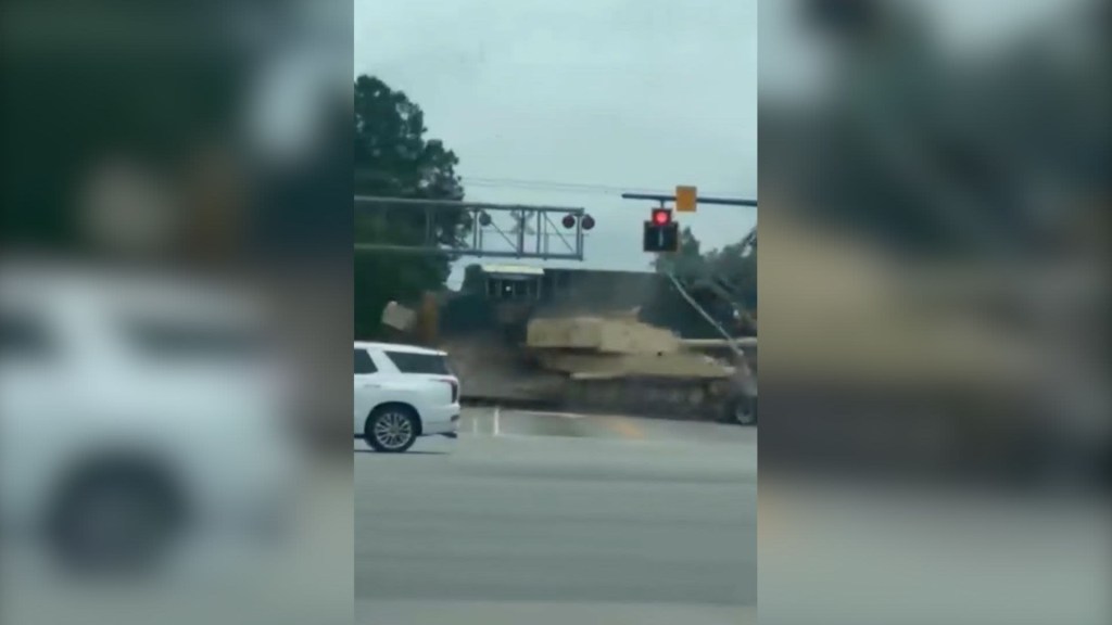 Video muestra como un tren embiste a un camión que transporta un tanque militar