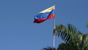 La bandera de Venezuela ondea sobre el edificio de la Asamblea Nacional en Caracas, Venezuela. Crédito: Carlos Becerra/Bloomberg/Getty Images