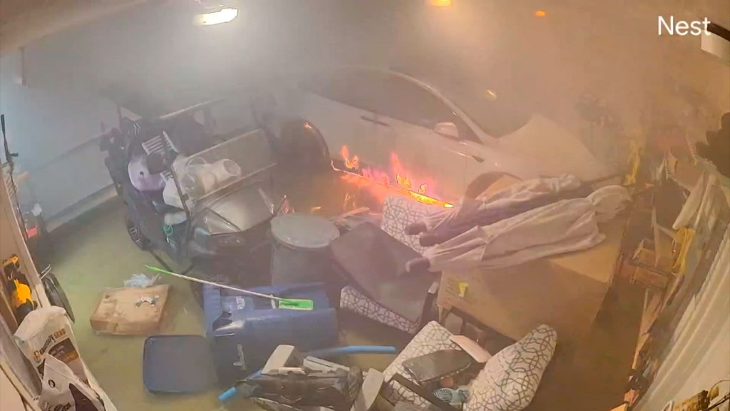 Video muestra cómo un Tesla se incendia y quema una casa tras las inundaciones por el huracán Helene