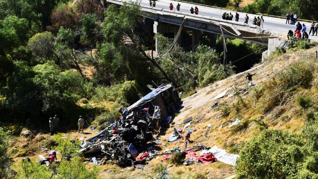 Autoridades trabajan en el lugar del accidente de un autobús de pasajeros en el que murieron varias personas cuando viajaban por una carretera de Nayarit a Chihuahua, en Piedra Gorda, Zacatecas, el 26 de octubre de 2024. (Edgar Chavez/Reuters)