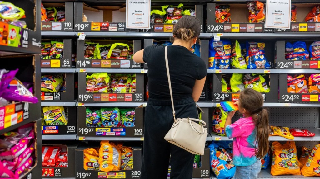 Una familia compra dulces de Halloween en un Walmart Supercenter el 16 de octubre de 2024 en Austin, Texas. Las empresas de caramelos han comenzado a cambiar a dulces que no son de chocolate, ya que los fabricantes de chocolate se enfrentan a la reducción de los márgenes y la disminución de las ventas. (Foto: Brandon Bell/Getty Images)