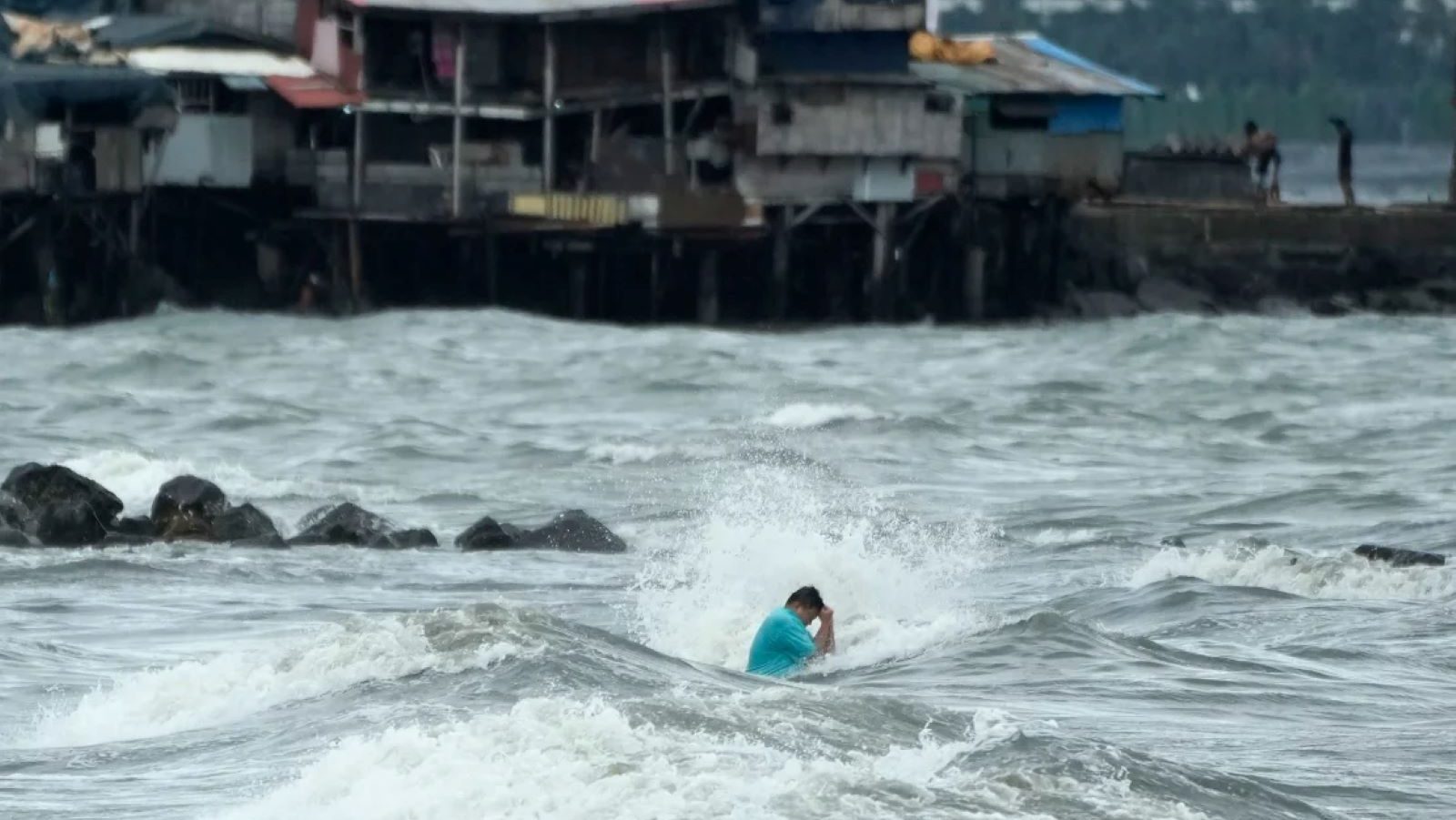 (AP) -- Las inundaciones generalizadas y los corrimientos de tierra generados por una tormenta tropical en el noreste de Filipinas dejaron este jueves al menos 24 muertos, arrastraron coches y obligar