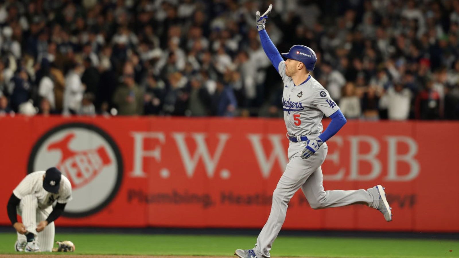 (Reuters) -- Freddie Freeman conectó un jonrón de dos carreras en la primera entrada y Walker Buehler lanzó cinco entradas en blanco permitiendo solo dos hits, mientras los Dodgers de Los Ángeles 