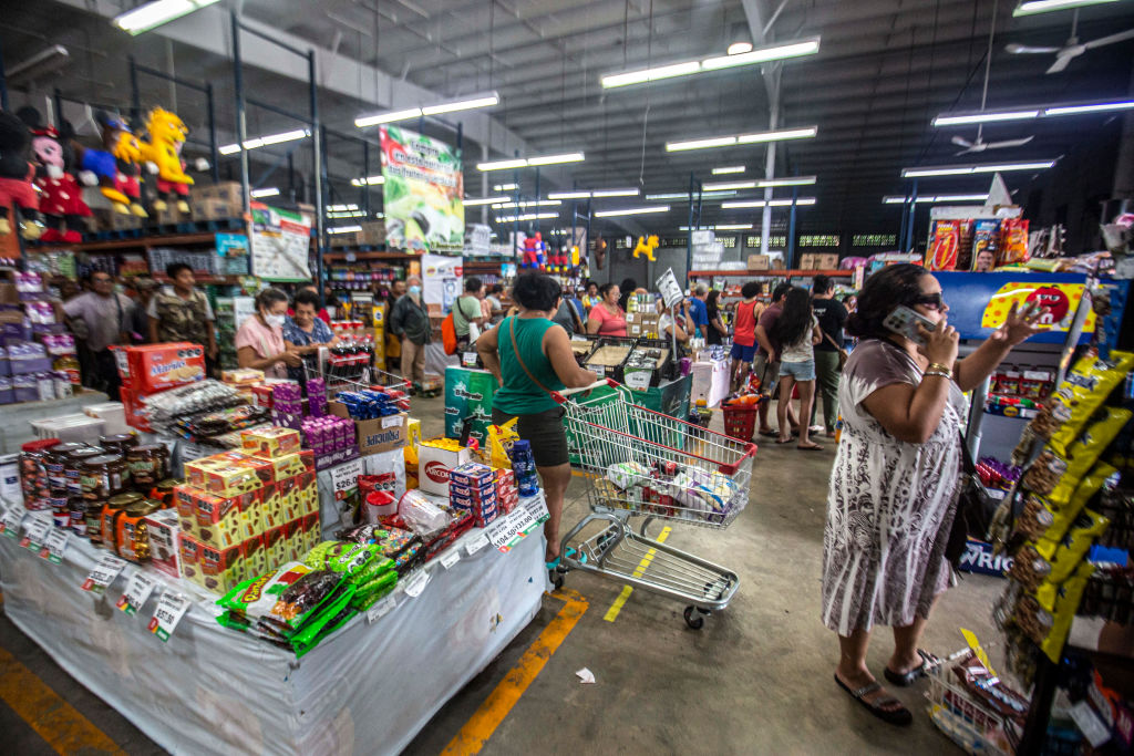 Gente compra alimentos en un supermercado antes del huracÃ¡n Milton en MÃ©rida, YucatÃ¡n, el 7 de octubre de 2024. (Foto: HUGO BORGES/AFP vÃ­a Getty Images)