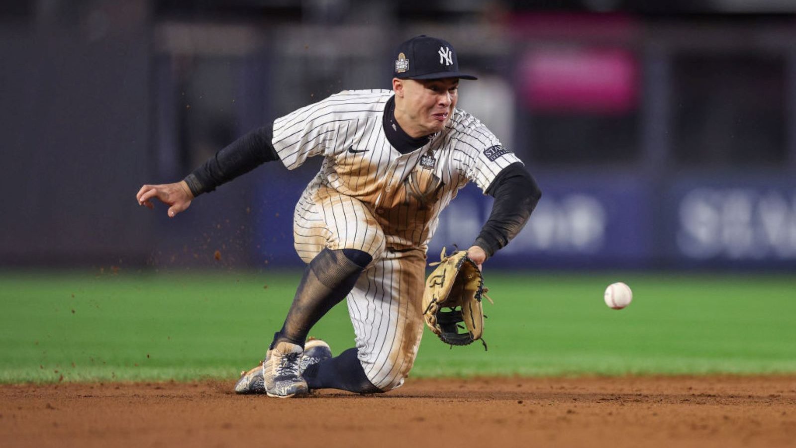 (Reuters) -- El neoyorquino Anthony Volpe conectó un grand slam para mantener vivas las esperanzas de los Yankees en la Serie Mundial durante el cuarto juego este martes, mientras los Bombarderos del