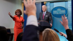 El presidente Joe Biden, de pie junto a la secretaria de prensa de la Casa Blanca, Karine Jean-Pierre, habla en la Casa Blanca el 4 de octubre de 2024. Crédito: Susan Walsh/AP.