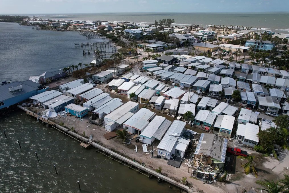 Casas móviles dañadas por el huracán Milton, en Pines Trailer Park en Bradenton Beach en Anna Maria Island, Florida, se ven el 10 de octubre de 2024. (Rebecca Blackwell/AP)