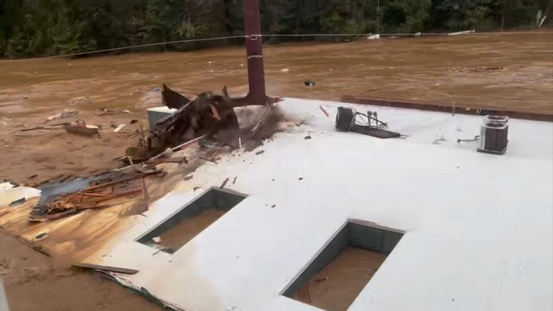 Edificio en Asheville flota río abajo y roza un edificio de apartamentos