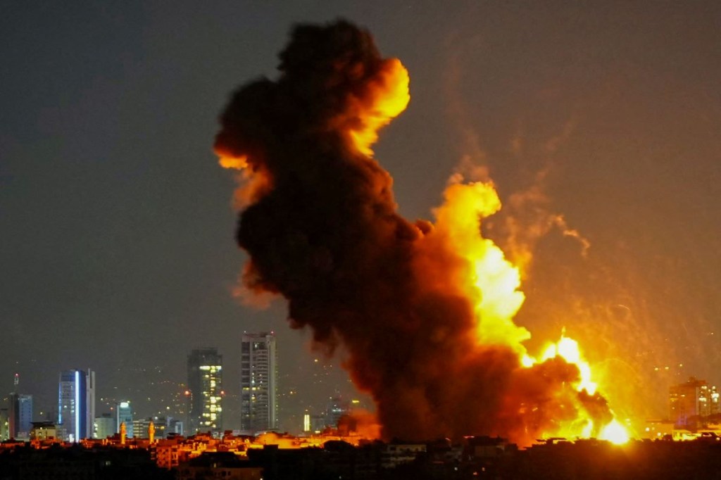 El humo se eleva desde el lugar de un ataque aéreo israelí que tuvo como objetivo un complejo residencial en el barrio de Leylaki en los suburbios del sur de Beirut el 23 de octubre de 2024. (Foto de -/AFP vía Getty Images)