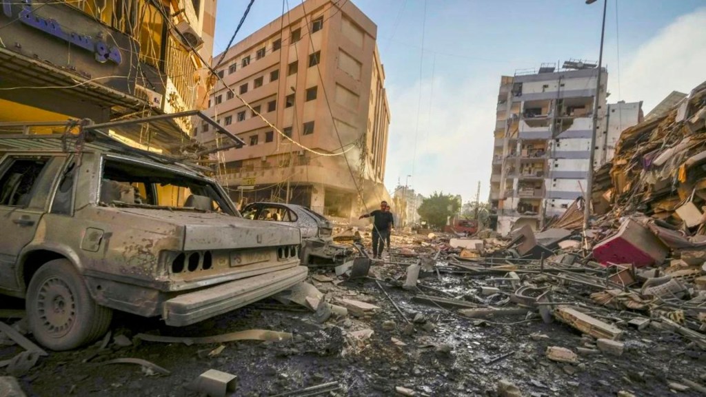 Los residentes buscan refugio tras un ataque aéreo israelí en el barrio de Dahiyeh en el área metropolitana de Beirut, el Líbano, el viernes. Crédito: Hassan Ammar/AP