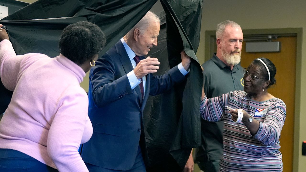 El presidente de Estados Unidos, Joe Biden, sale de la cabina de votaciÃ³n tras depositar su papeleta de voto anticipado para las elecciones generales de 2024 el 28 de octubre, en New Castle, Delaware.