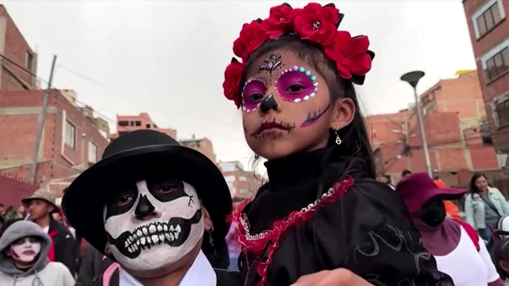 Una caminata anual de zombis toma las calles de Bolivia