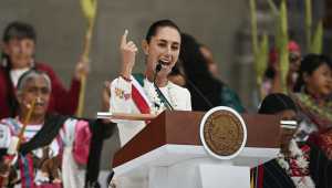 La nueva presidenta de México, Claudia Sheinbaum, pronuncia un discurso durante la ceremonia en la que recibió un bastón ceremonial de indígenas en la Plaza del Zócalo de la Ciudad de México el 1 de octubre de 2024. (Foto de CARL DE SOUZA/AFP vía Getty Images)