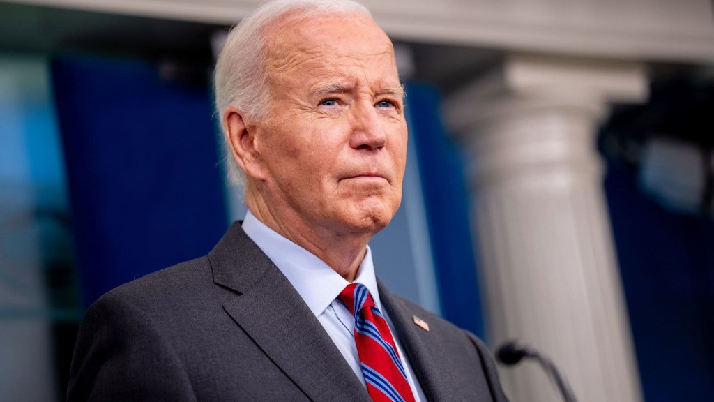 Mira el momento en el que Biden espera en la fila y vota en Delaware