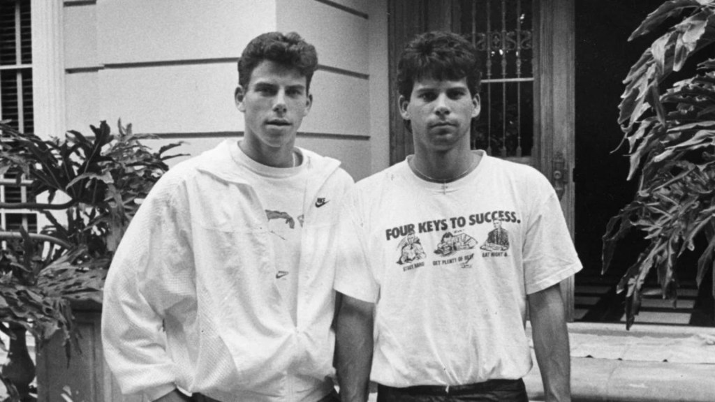 Erik Menéndez, a la izquierda, y su hermano Lyle, frente a su antigua casa en Beverly Hills. Crédito: Los Angeles Times/Los Angeles Times/Getty Images