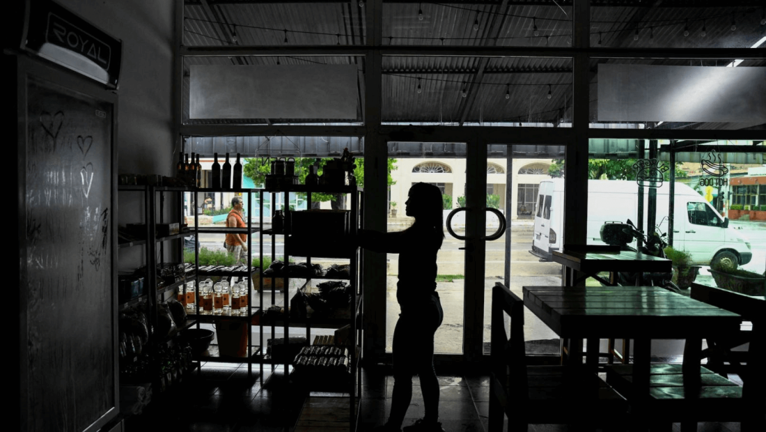 Una mujer trabaja en un restaurante durante un apagón en La Habana, Cuba, el jueves. (Norlys Pérez/Reuters)