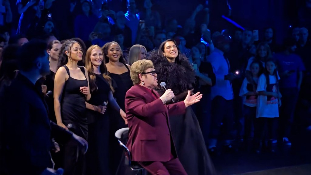 Elton John se une sorpresivamente a Dua Lipa para cantar "Cold Heart"