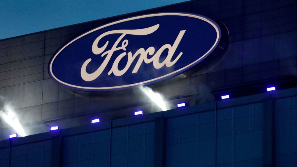 Ford ajusta proyección de ganancias para 2024 y caen sus acciones