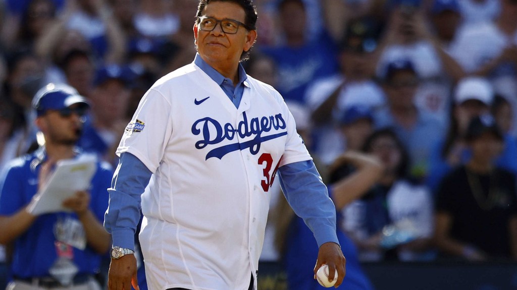 Valenzuela no estará en la radio de los Dodgers por motivos de salud