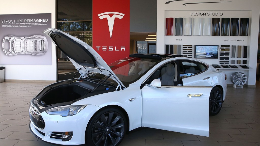 Ventas de Tesla suben un 6%, pero no provienen de los automóviles