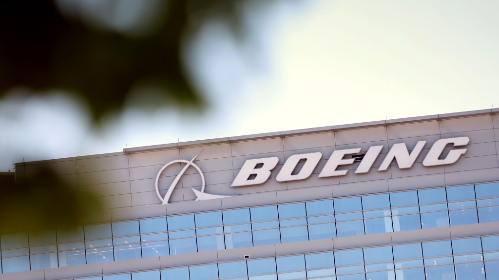 Boeing alcanza acuerdo provisional para terminar la huelga