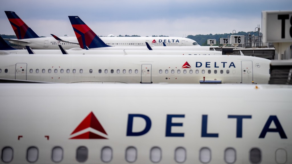 Delta reporta ingresos en el tercer trimestre y se mantiene en pie a pesar de las crisis