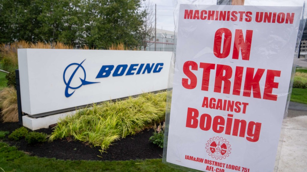 Integrantes del sindicato de maquinistas rechazan oferta de Boeing y continúa la huelga