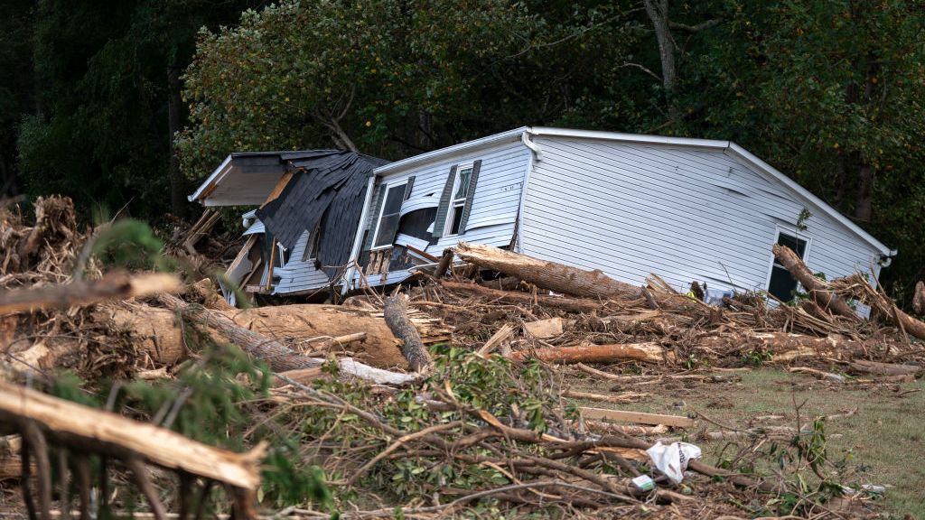 Personas siguen incomunicadas en Carolina del Norte después del paso de Helene