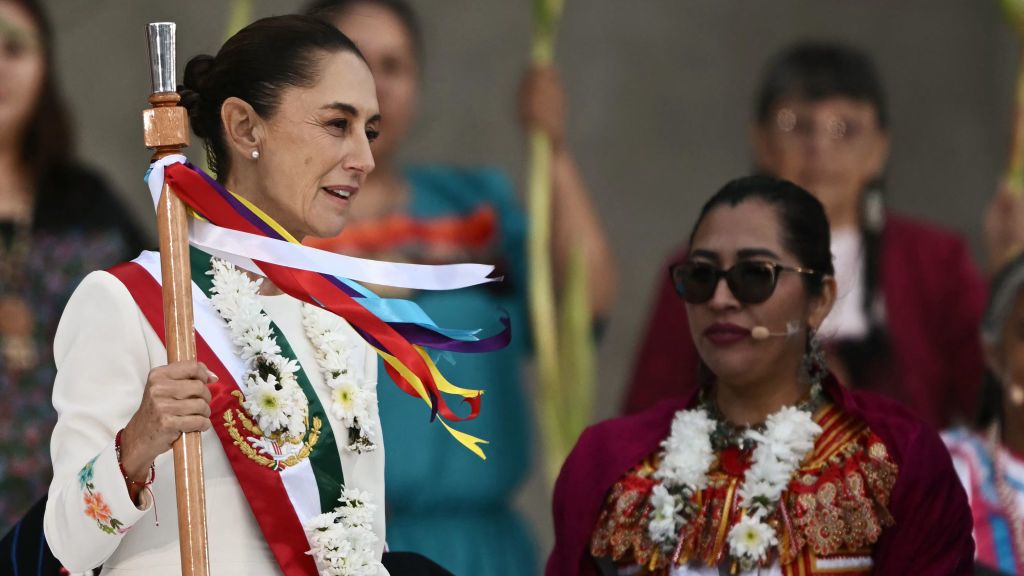 Video: Así recibió Claudia Sheinbaum el bastón de mando en el Zócalo