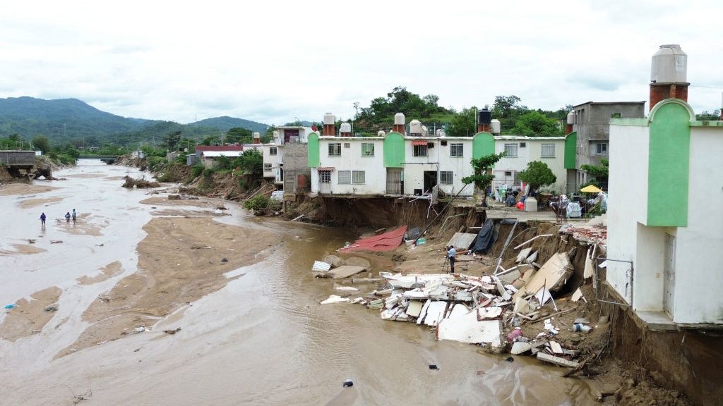 Depresión tropical causa lluvias en costas del sureste de México