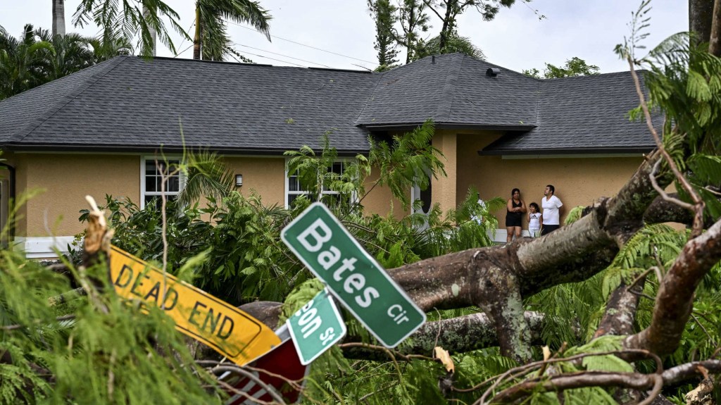 Residente de Fort Myers dice que no evacuó porque subestimaron la fuerza del huracán Milton