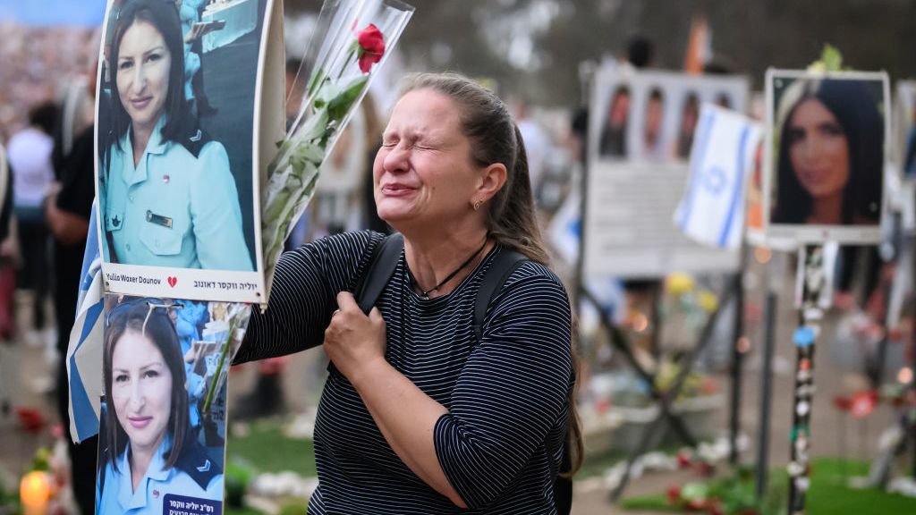 Doloroso grito interrumpe el minuto de silencio por el ataque del 7 de octubre en Israel en el lugar del festival