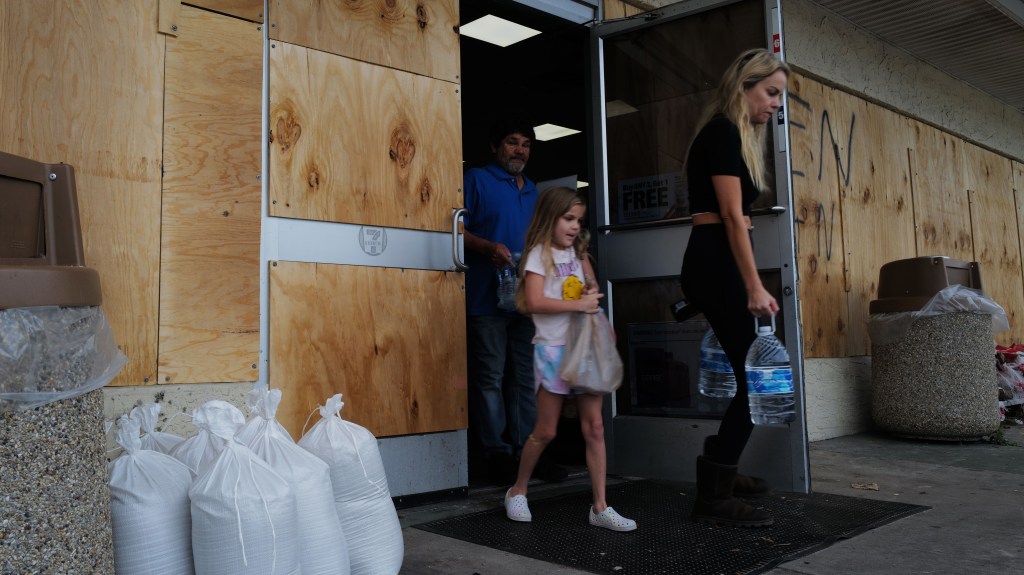 Florida se prepara para la llegada de Milton, aún sin reponerse del paso de Helene