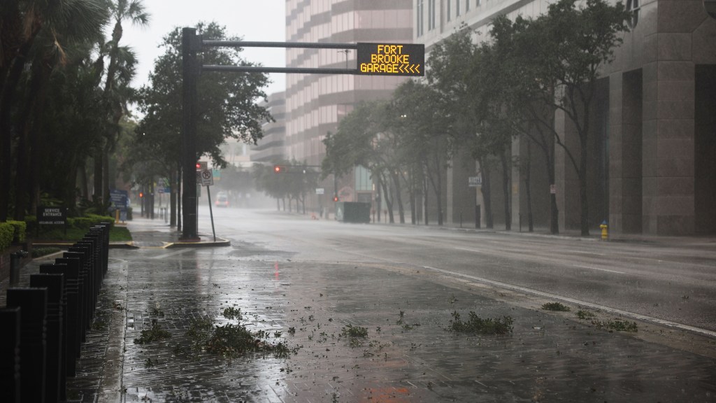 Se acaba el tiempo de evacuación en Florida por Milton, residentes se quedan a buscar refugio