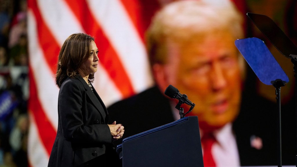 “La Constitución no es una reliquia”, dice Harris y acusa a Trump de proponer una visión fascista