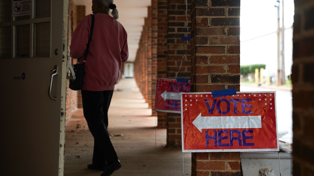 Más de 300.000 personas participaron en las votaciones anticipadas en Georgia el primer día