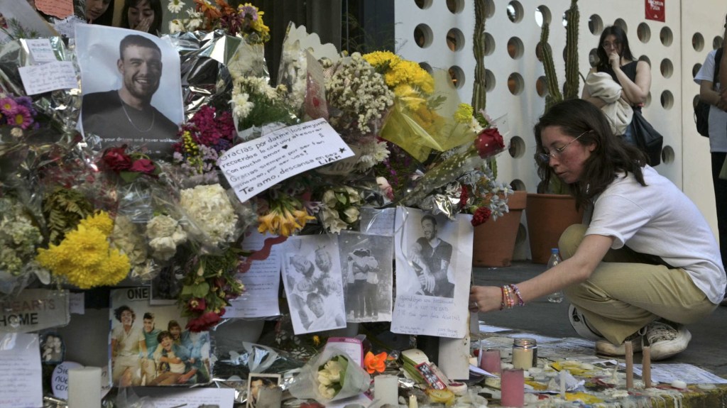 El altar a Liam Payne en Buenos Aires sigue creciendo