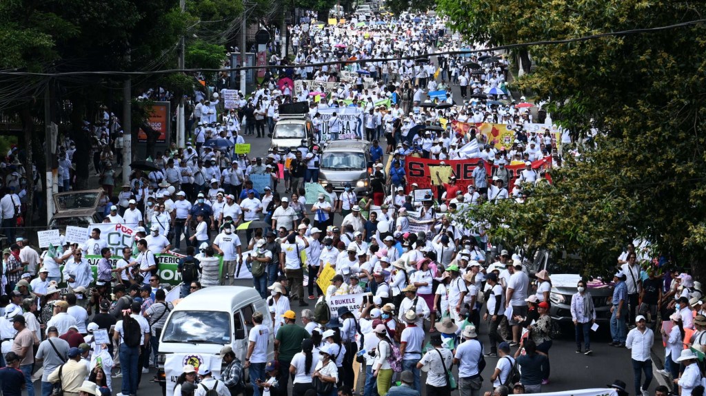 Docentes y trabajadores sanitarios marchan en El Salvador por un mejor pago