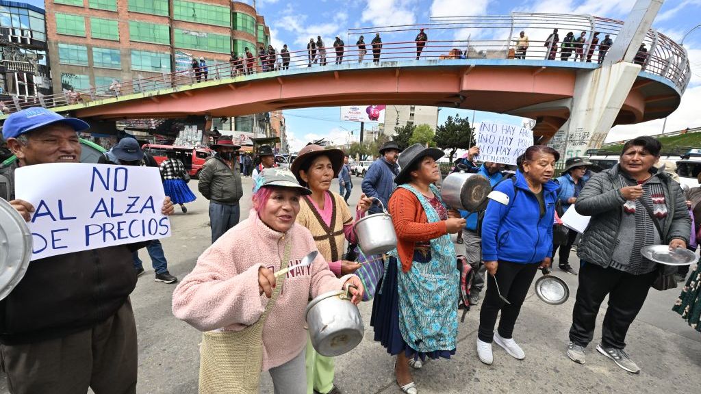 Bloqueos en carreteras causan escasez y disturbios en Bolivia, ciudadanos hacen largas filas para comprar víveres y gasolina