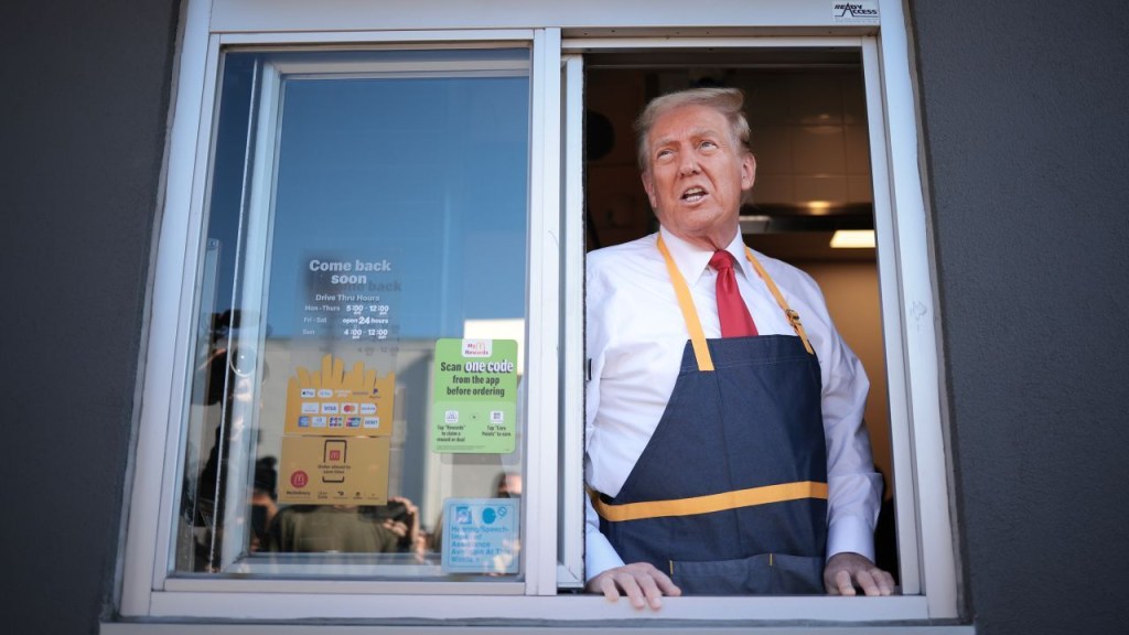 El candidato presidencial republicano y expresidente de Estados Unidos, Donald Trump, responde preguntas mientras trabaja en la línea de autoservicio en un restaurante McDonald's en Feasterville-Trevose, Pensilvania, el 20 de octubre. (Crédito: Win McNamee/Getty Images)