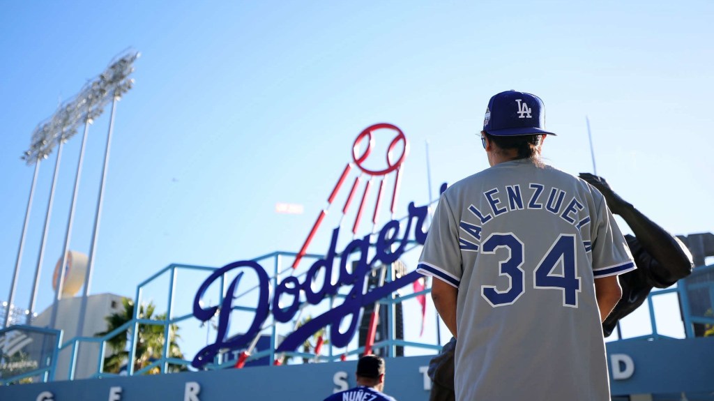 Fernando Valenzuela estuvo presente para los aficionados de Dodgers y Yankees