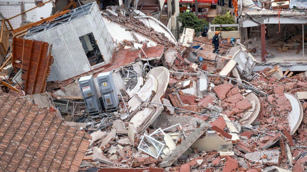 Impactantes imágenes del colapso de un hotel en Villa Gesell, Argentina