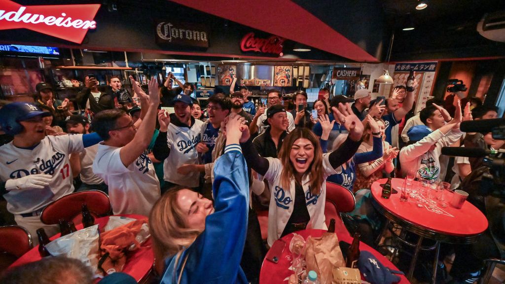 Euforia y festejos: seguidores de los Dodgers celebran en Los Ángeles su octava victoria en la Serie Mundial