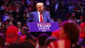 El expresidente Donald Trump habla en un mitin de campaña en el Madison Square Garden el 27 de octubre de 2024. Crédito: Michael M. Santiago/Getty Images.