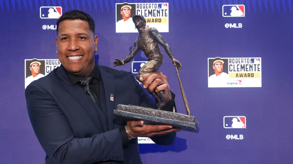 El venezolano Salvador Pérez se llevó el premio Roberto Clemente por su aporte a la comunidad