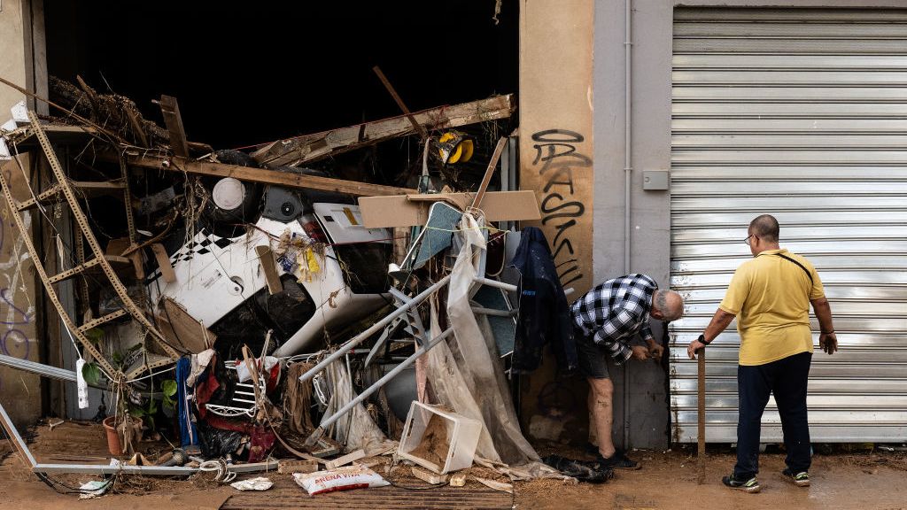 Solidaridad, la herramienta con la que limpian destrozos dejados por la DANA